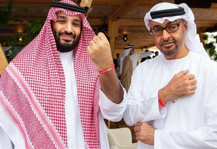 ما سر السوار الأحمر في يد بن سلمان و بن زايد؟