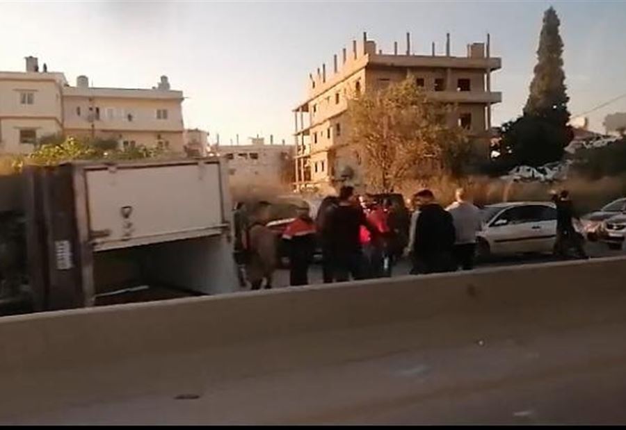 تصادم بين مركبتين وإنقلاب أحدها على أوتوستراد شكا