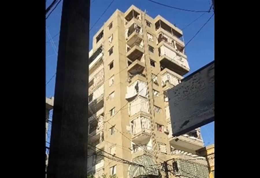"مشهد مرعب"... لحظة إستهداف مبنى سكني في برج البراجنة! (فيديو)