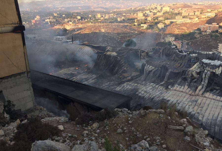 بعد جهود مكثّفة... حريق معمل السجاد تحت السيطرة (فيديو وصور)