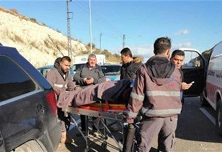 بالصور: جريحان نتيجة انقلاب سيارة على اوتوستراد صور