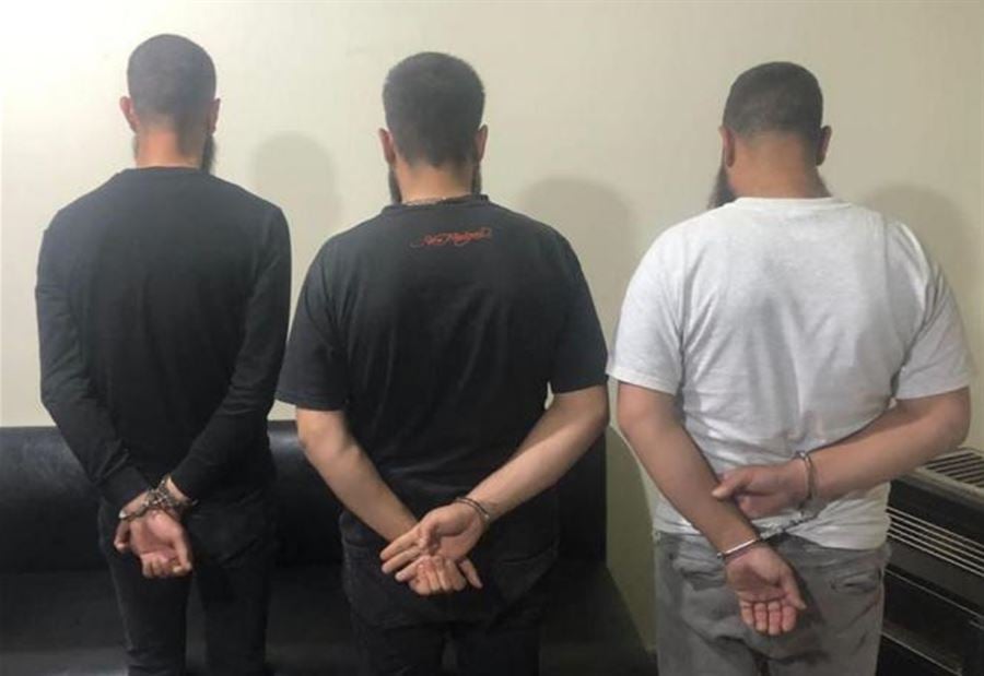 القبض على ثلاثة أشخاص متّجهين بقاعًا... إليكم ما ضبط بحوزتهم