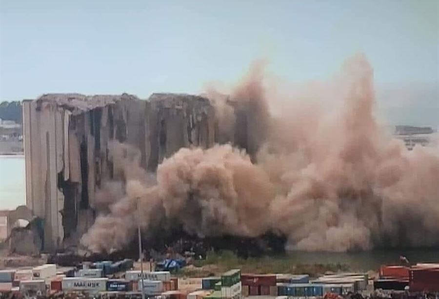 لحظة انهيار الجزء الشمالي لأهراءات مرفأ بيروت! (فيديو)