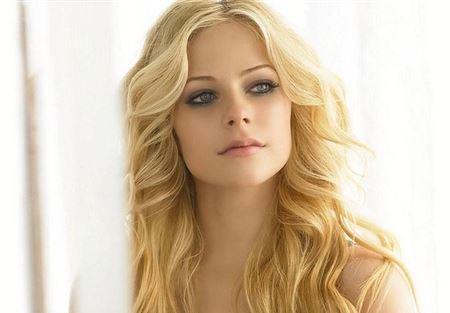 مغنية أميركية تصور فيديو كليب على طريقة إليسا 