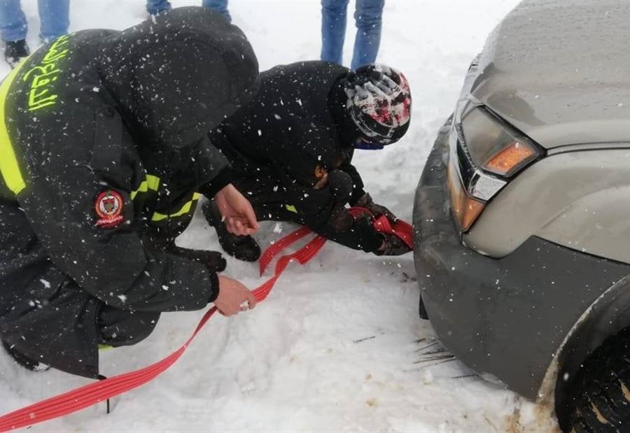 بالصورة: سحب سيارة احتجزتها الثلوج في شارون بالصورة: سحب سيارة احتجزتها الثلوج في شارون
