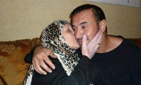 بالصورة.. كاظم الساهر يطلب الرحمة لوالدته