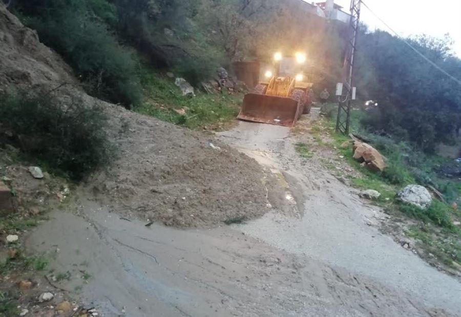 بالصورة: جرف أتربة وصخور على طريق رشميا