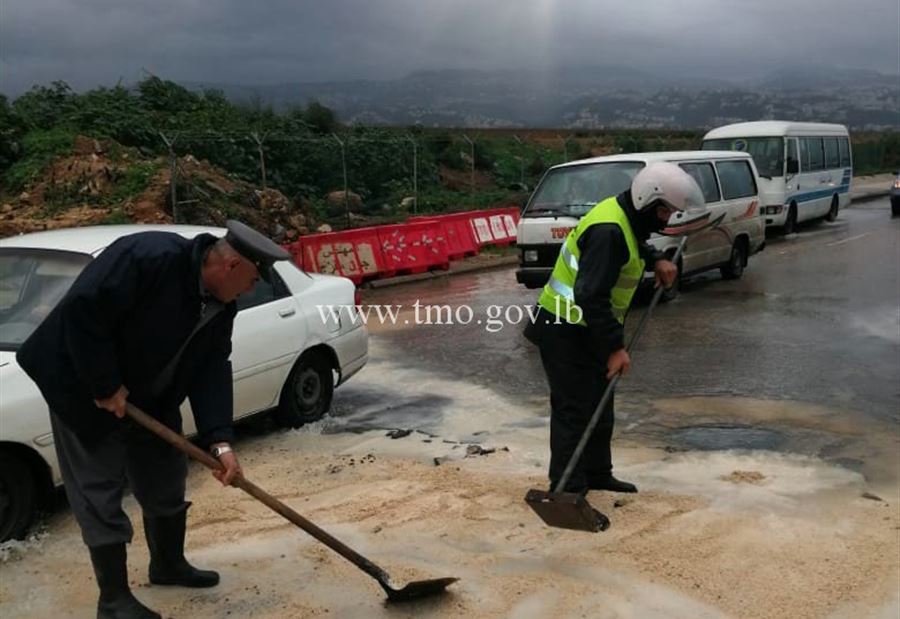بالصور: عناصر قوى الأمن يعالجون حفرة خلدة 