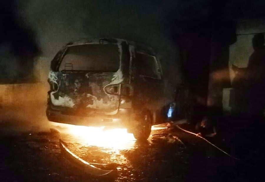 بالصورة: احراق فان للركاب في مزرعة بلدة العكارية
