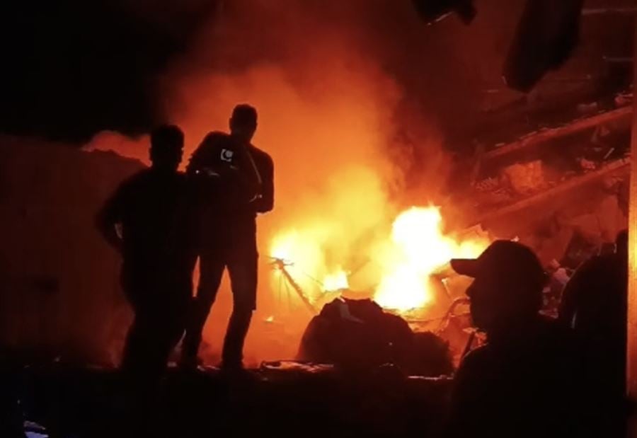 اندلاع حريق كبير في الشياح ودمار هائل جراء الغارات الإسرائيلية (فيديو) اندلاع حريق كبير في الشياح ودمار هائل جراء الغارات الإسرائيلية (فيديو)