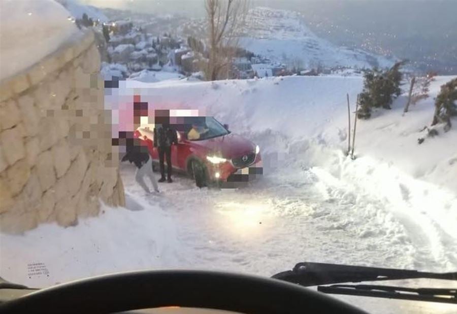 بالصور: إنقاذ 4 سيارات احتجزتها الثلوج في كفردبيان