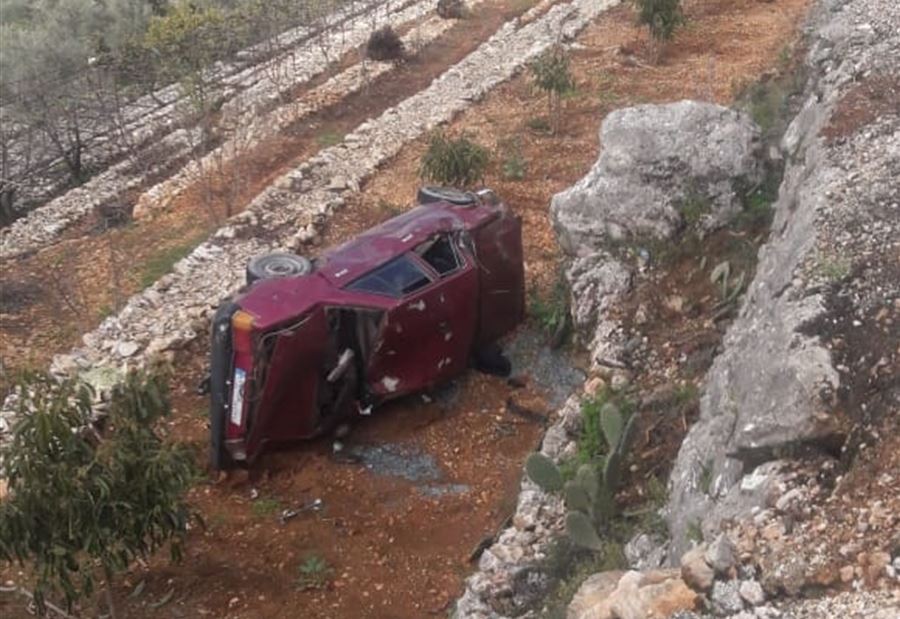 بالصورة: انقلاب سيارة على طريق عام بين صيدا وجزين