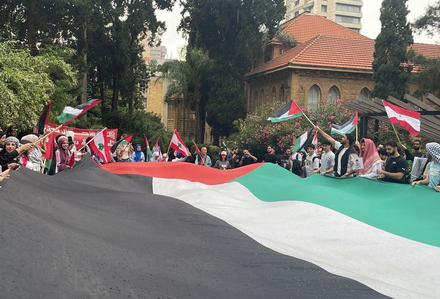 طلاب الجامعة الاميركية في بيروت: عالقدس رايحين شهداء بالملايين (فيديو) طلاب الجامعة الاميركية في بيروت: عالقدس رايحين شهداء بالملايين (فيديو)