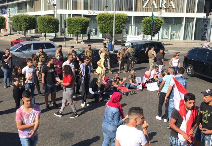 بعد "ضخ الدولار" ...قطع طُرقات في المناطق