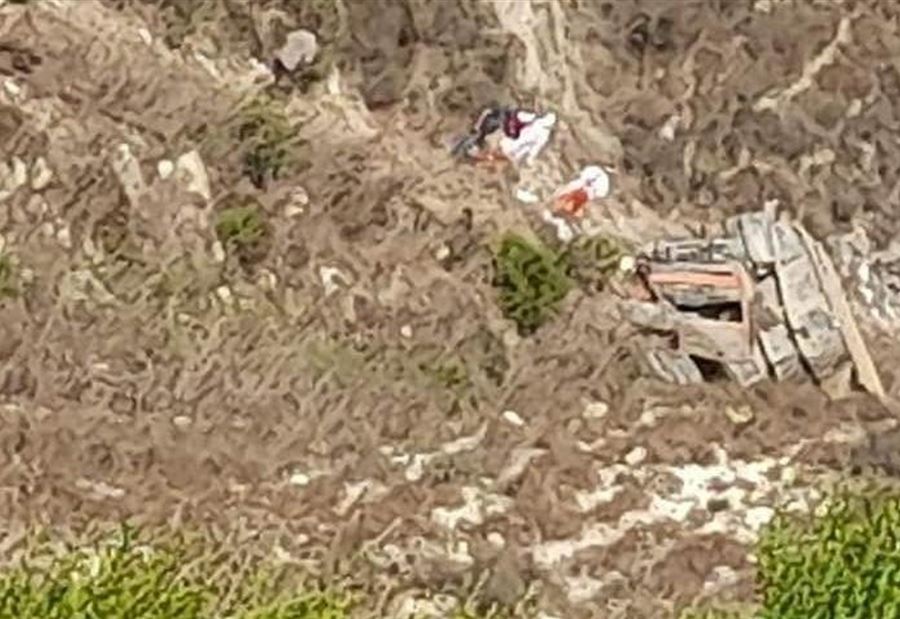 إنقلابُ شاحنة في وادٍ... وسقوطُ قتيلَين 