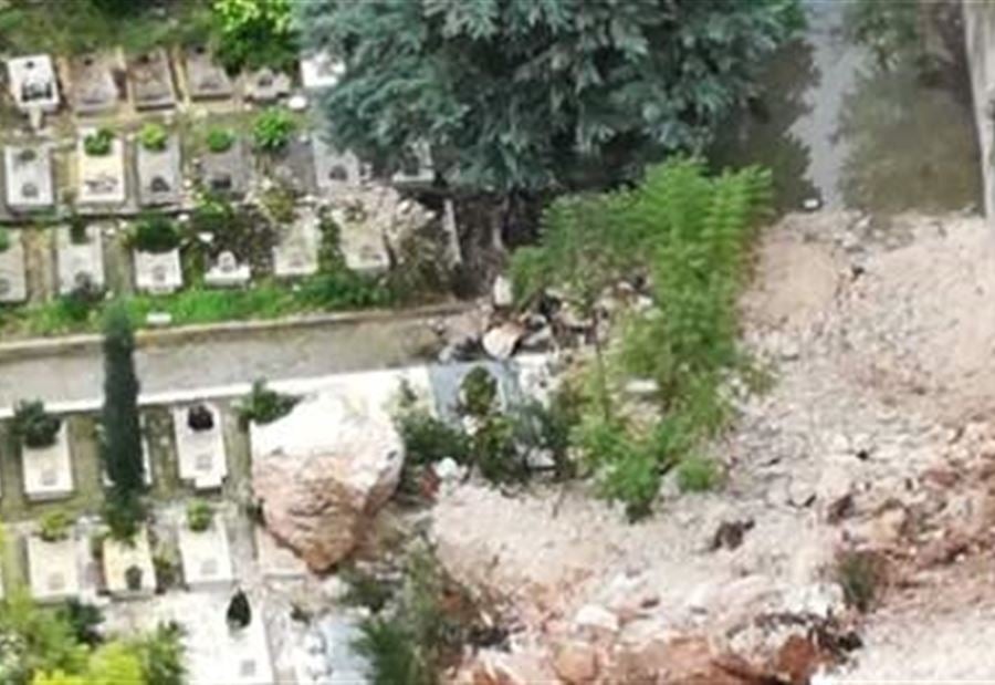 بالصورة: انهيار صخور في ضاحية صيدا الشرقية