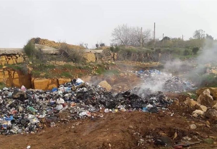 مجهولون يحرقون نفايات في خراج بلدة السفيرة الضنية مجهولون يحرقون نفايات في خراج بلدة السفيرة الضنية