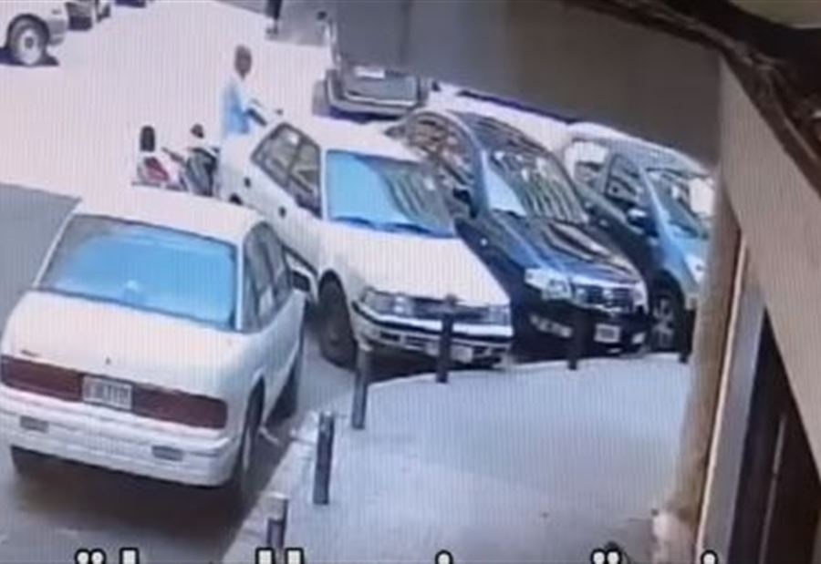 بالفيديو:  "حادثة غريبة" بوضح النهار في الطريق الجديدة!