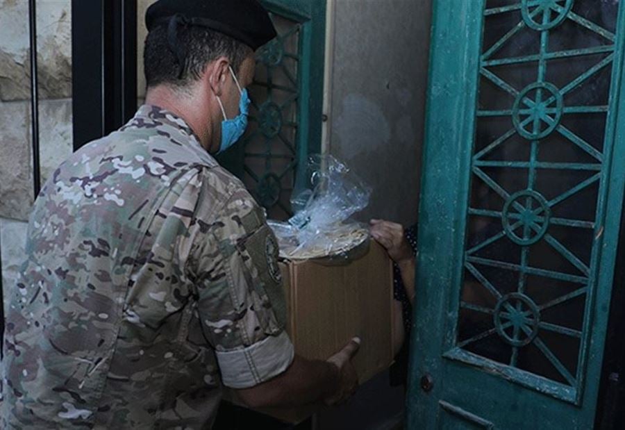 الجيش يواصل توزيع مساعدات على متضرري الانفجار