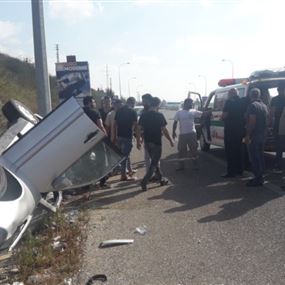 بالصورة: إصابة 4 طلاب بانقلاب سيارتهم على أوتوستراد صور- الزهراني 