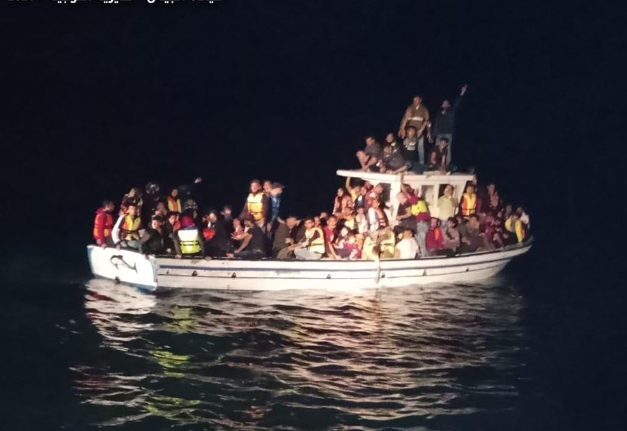 بالصور: إحباط محاولة تهريب 125 نازحاً سورياً عبر البحر