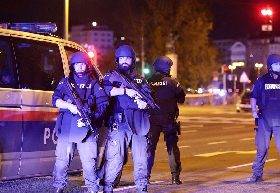وزير داخلية النمسا: مرتكبوا هجوم فيينا طلقاء وخطرون وزير داخلية النمسا: مرتكبوا هجوم فيينا طلقاء وخطرون