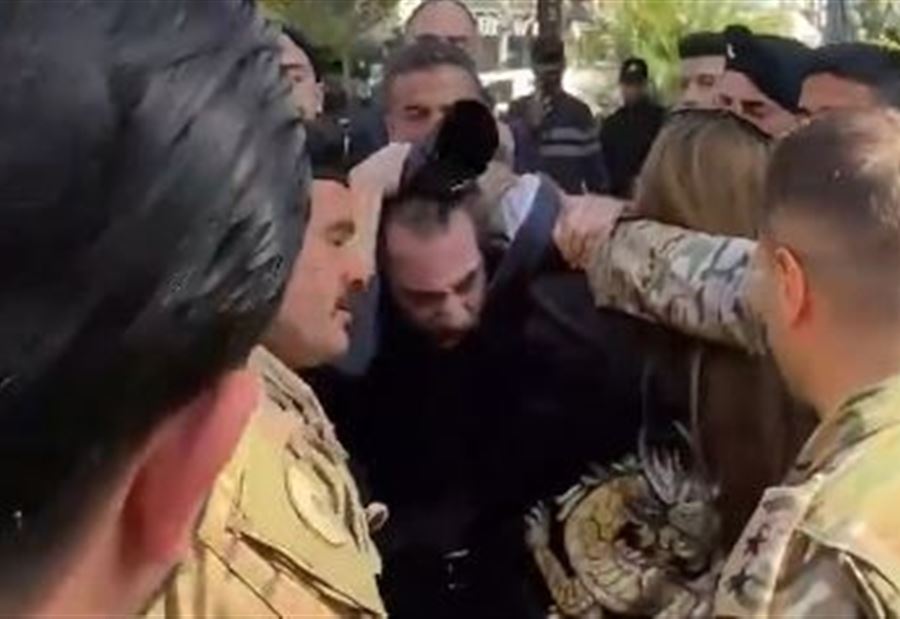 "بدل من حمايتها"... ناشطة تتعرض للضرب أمام  قصر العدل! (فيديو) "بدل من حمايتها"... ناشطة تتعرض للضرب أمام  قصر العدل! (فيديو)