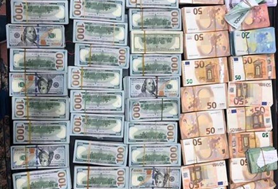 العثور على حقيبة مال مخباة في مزرعة  العثور على حقيبة مال مخباة في مزرعة
