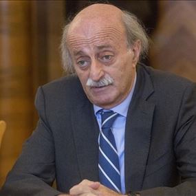 جنبلاط يبرق الى ماكرون معزياً بوفاة أزنافور