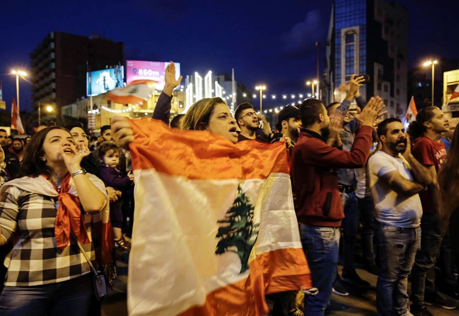العلم اللبناني فقط!