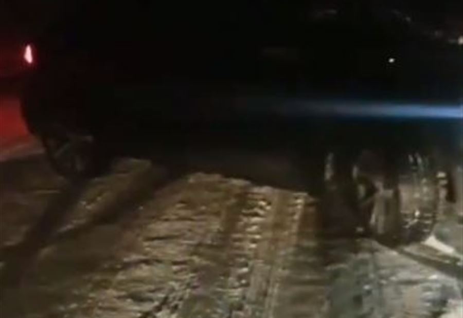 بالفيديو: سيارة تنزلق في ضهر البيدر... وتصدم عنصرًا في قوى الأمن 