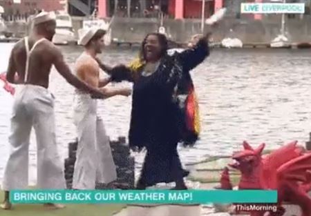 بالفيديو: مذيعة بريطانية كادت أن تغرق مساعدها في البحر!