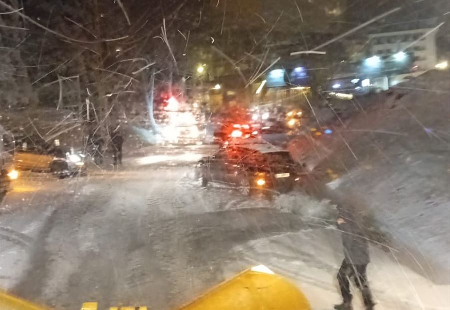العاصفة الثلجية تقتحم لبنان... جهودٌ مكثفة لفتح الطرقات (فيديو)