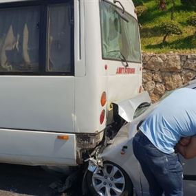 بالفيديو: جريحتان بحادث سير على أوتوستراد عمشيت بالفيديو: جريحتان بحادث سير على أوتوستراد عمشيت
