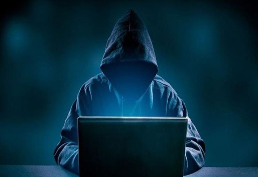 قاصر يبتزّ شباناً ويهددهم بنشر صور وتسجيلات فاضحة