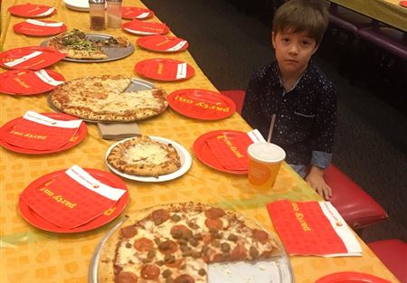 بالصورة: طفل يحضر عيد ميلاده "وحيدا"