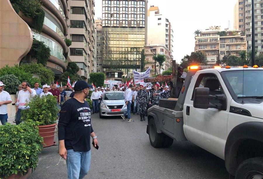 بالصور: تحرك العسكريين المتقاعدين بدأ.. وقطع طريق الدورة