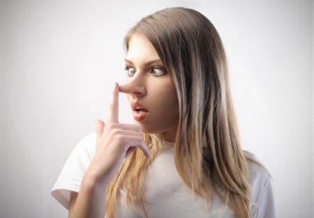 10 علامات بسيطة ستجعلك تميّز الشخص الكاذب..