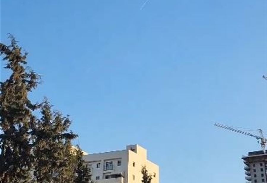 بعد مرور 449 يومًا على بداية الحرب... صواريخ من غزة على إسرائيل (فيديو)
