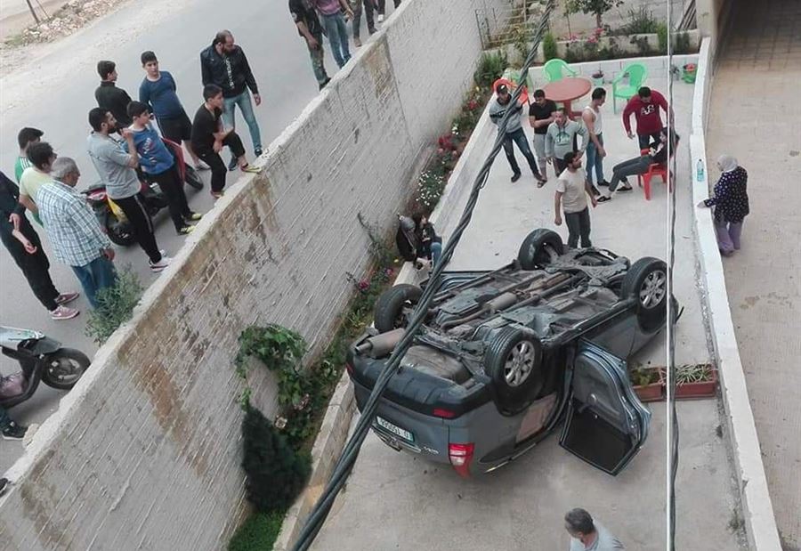 بالصور: انقلاب سيارة في الشويفات  بالصور: انقلاب سيارة في الشويفات