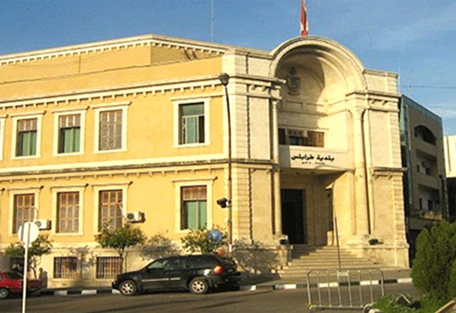ما حقيقة رفع صورة بشار الأسد داخل بلدية طرابلس؟