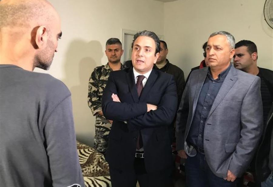 بالصورة: قاتل الرجل وزوجته في الدامور يمثل جريمته