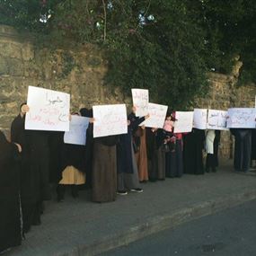 أهالي الموقوفين الاسلاميين يحتجون امام العسكرية ورومية