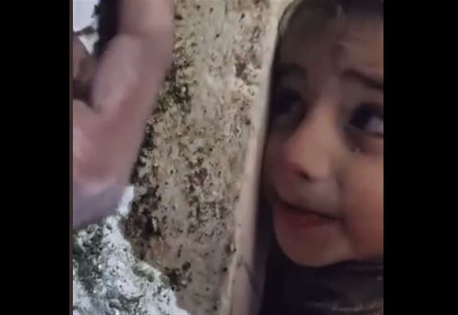 "بدي إطلع"... مشاهد تُدمي القلوب لأطفال تحت الأنقاض (فيديو)