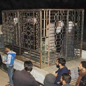انهيار فتاة حبسها داعش بقفص مع "جماجم بشرية"