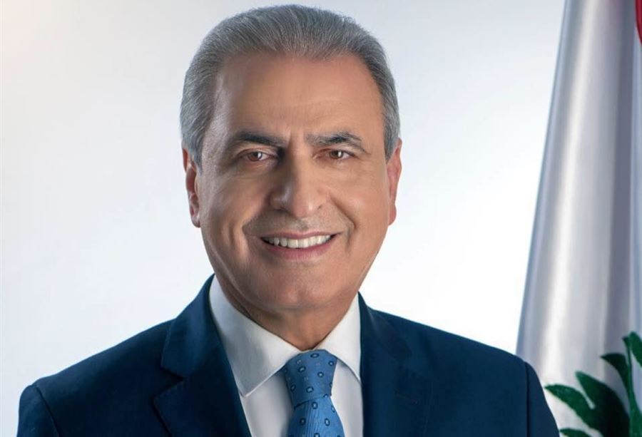 عبد العزيز مستشاراً في مكتب الحريري عبد العزيز مستشاراً في مكتب الحريري
