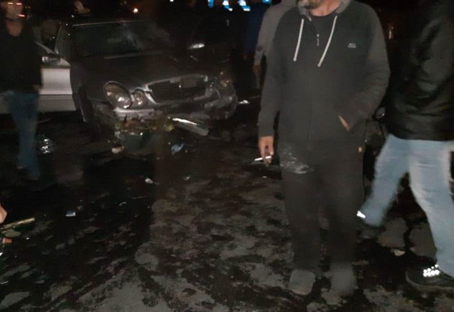 سيارة تصدم محتجين أثناء عبورهم على أوتوستراد المنية 