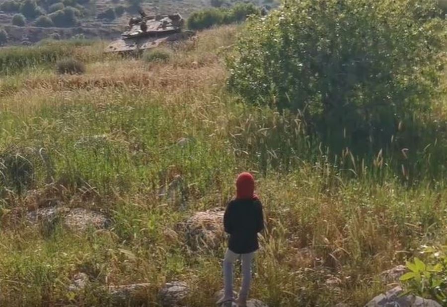بالفيديو: طفلة لبنانية بمواجهة دبابة "إسرائيلية"!