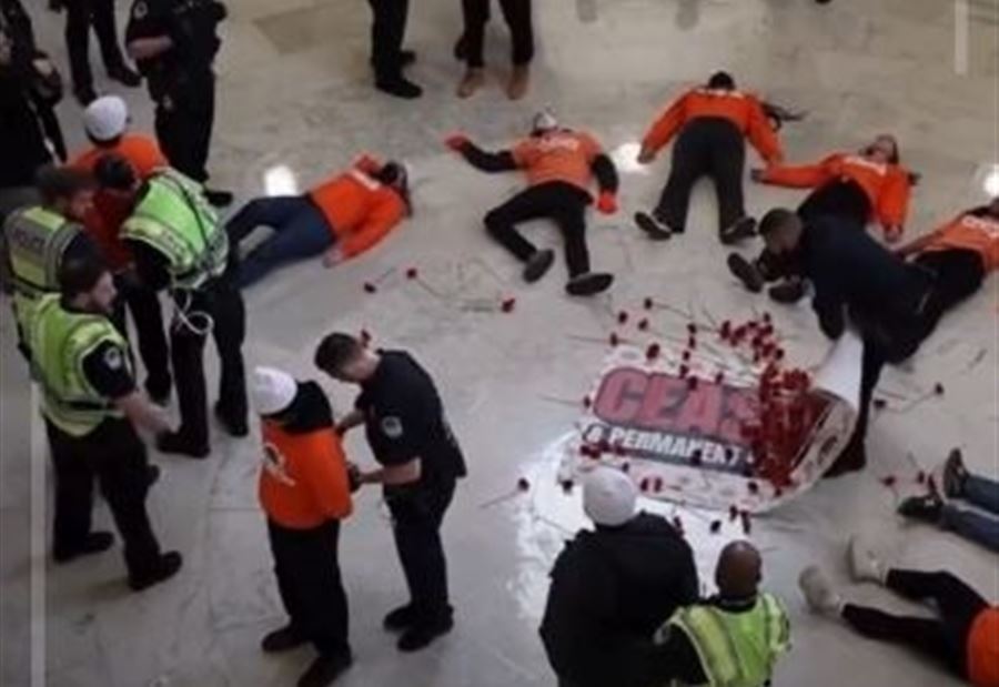 بالفيديو: من داخل الكونغرس الأميركي... مشهد يجسد معاناة أهل غزة! بالفيديو: من داخل الكونغرس الأميركي... مشهد يجسد معاناة أهل غزة!