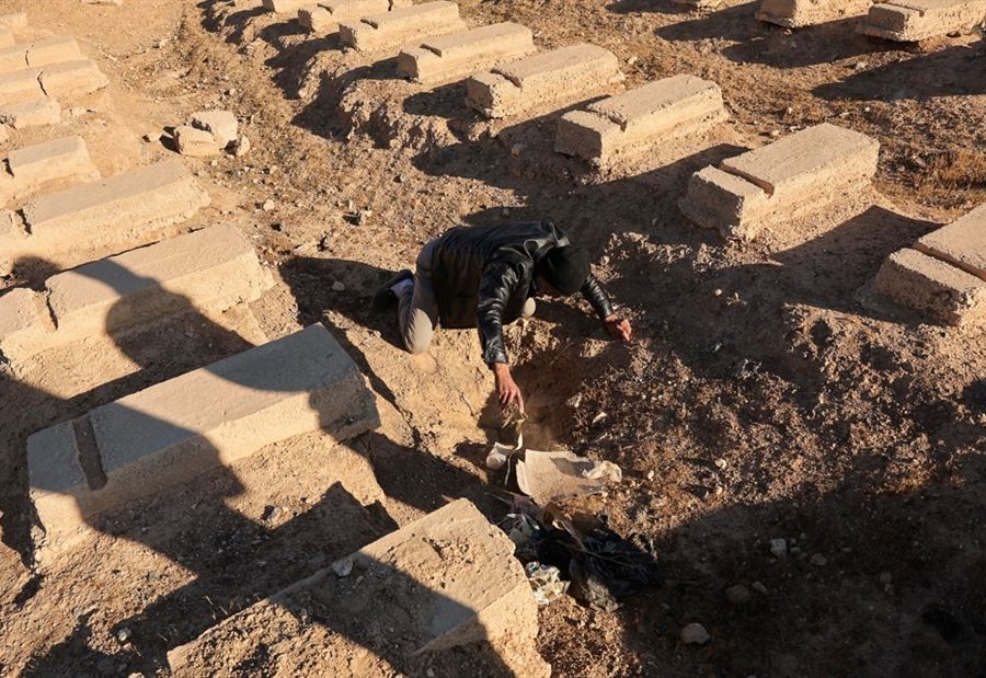 "163 جثة"... العثور على مقابر جماعية جديدة في درعا